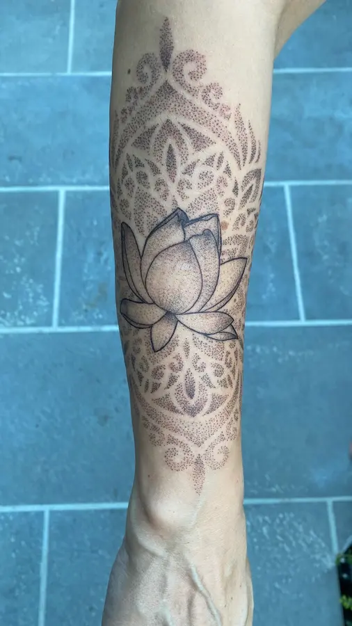 Dotwork-Tattoo am Unterarm: Lotusblüte mit Mandala-Ornamenten