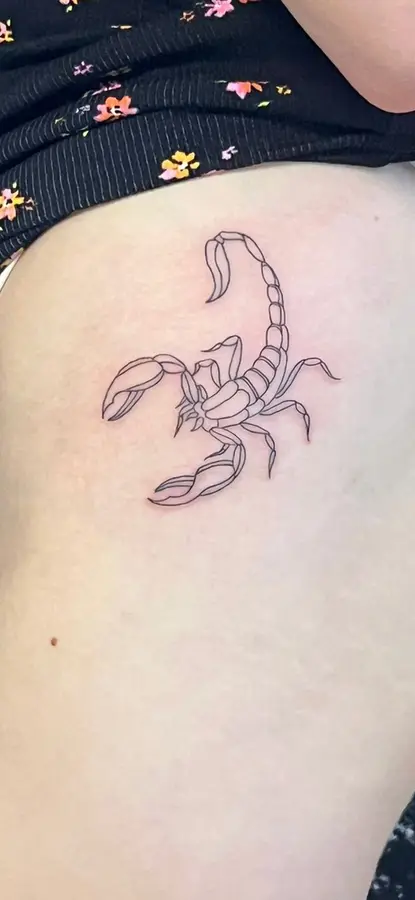 Kleines Fine-Line-Tattoo eines Skorpions an der Seite