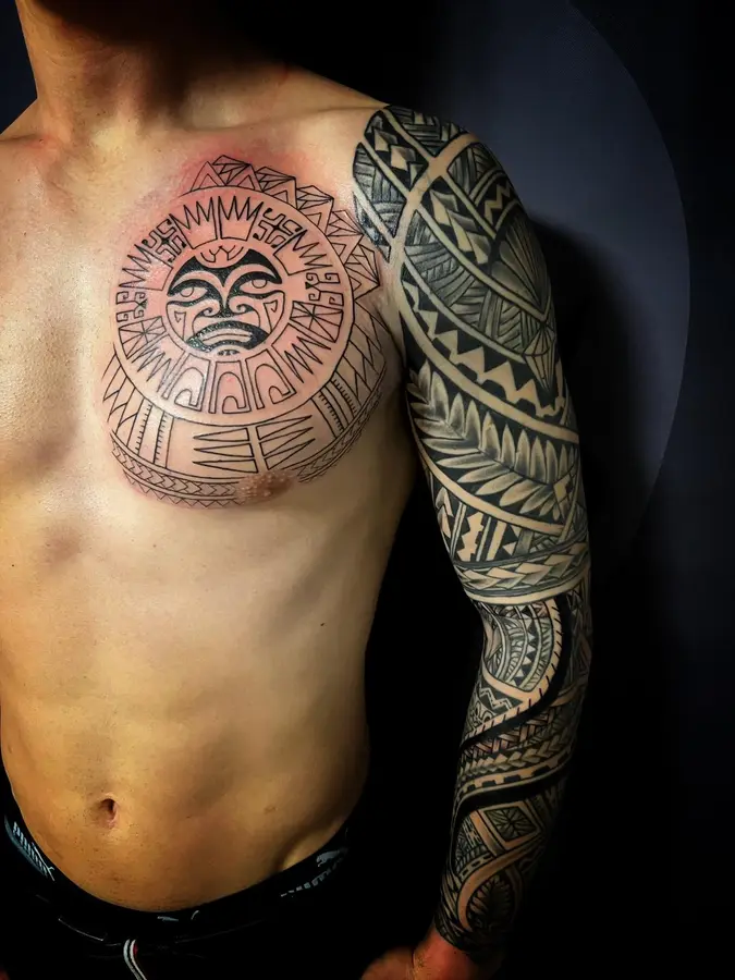 Polynesisches Tattoo auf Brust und ganzem Arm